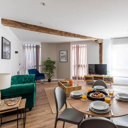 アパート Vivienda Turistica Plaza De Tres Pilares ビルバオ