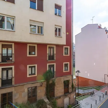 Апартаменты Vivienda Turistica Plaza De Tres Pilares Бильбао