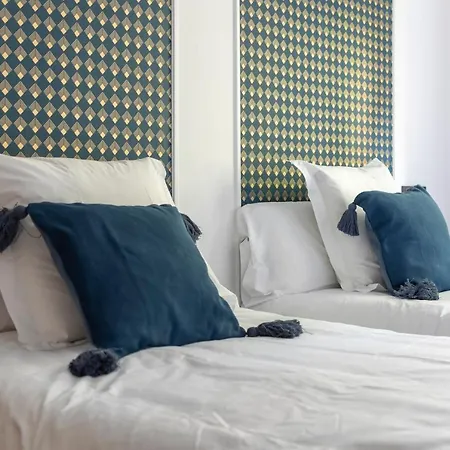 Plaza De Tres Pilares By The Urban Hosts