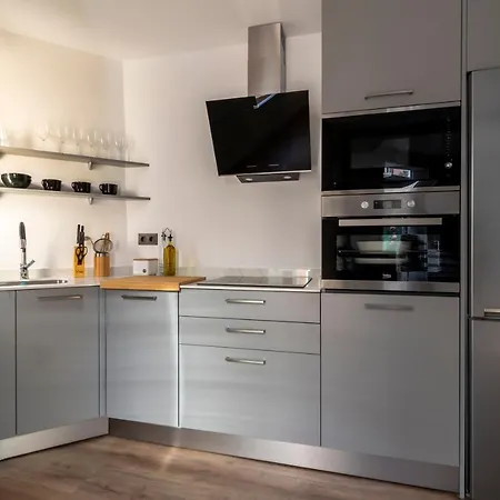 Plaza De Tres Pilares By The Urban Hosts *